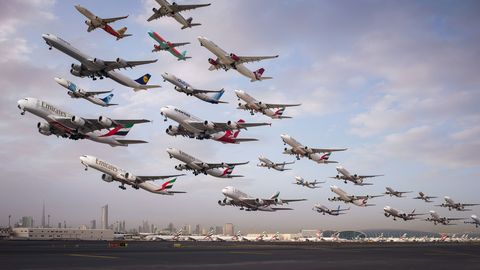 Dit samengestelde beeld toont het vertrek in de vroege ochtend vanaf de startbaan 12R van Dubai Airport