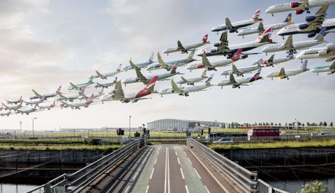 Deze composietopname van landingsbaan 09L op de Londense luchthaven Heathrow werd tussen zeven en tien uur s ochtends gecreerd In de ochtenduren landen op Heathrow doorgaans de meeste vliegtuigen wanneer een stroom van grote passagiersvliegtuigen uit Azi en NoordAmerika na een lange vlucht in Londen arriveren