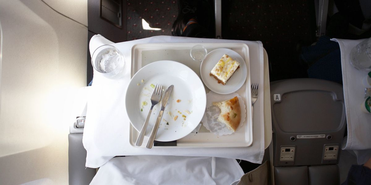  The best food and drink to eat before and during a flight to avoid bloating