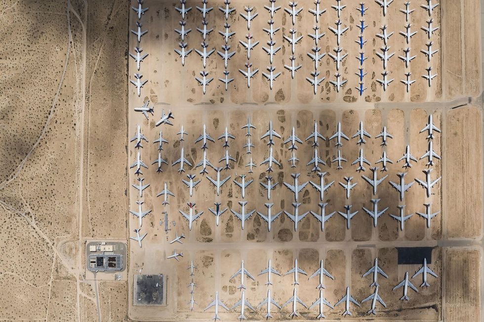 Rijen vliegtuigen staan geparkeerd op een opslagterrein in Victorville Californi