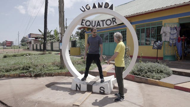 pablo alborán, sobre la línea del ecuador en uganda, junto a jesús calleja en una imagen de planeta calleja