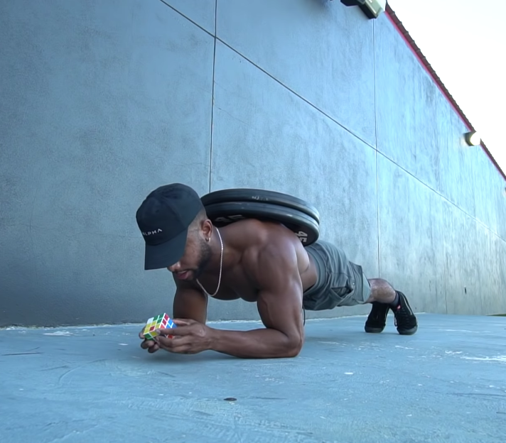 A Bodybuilder Solved a Rubik s Cube While Doing a Weighted Plank