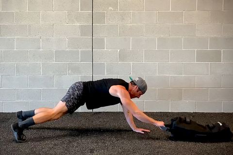 sandbag workout, plank craw with pull