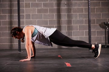 danielle doing a plank workout