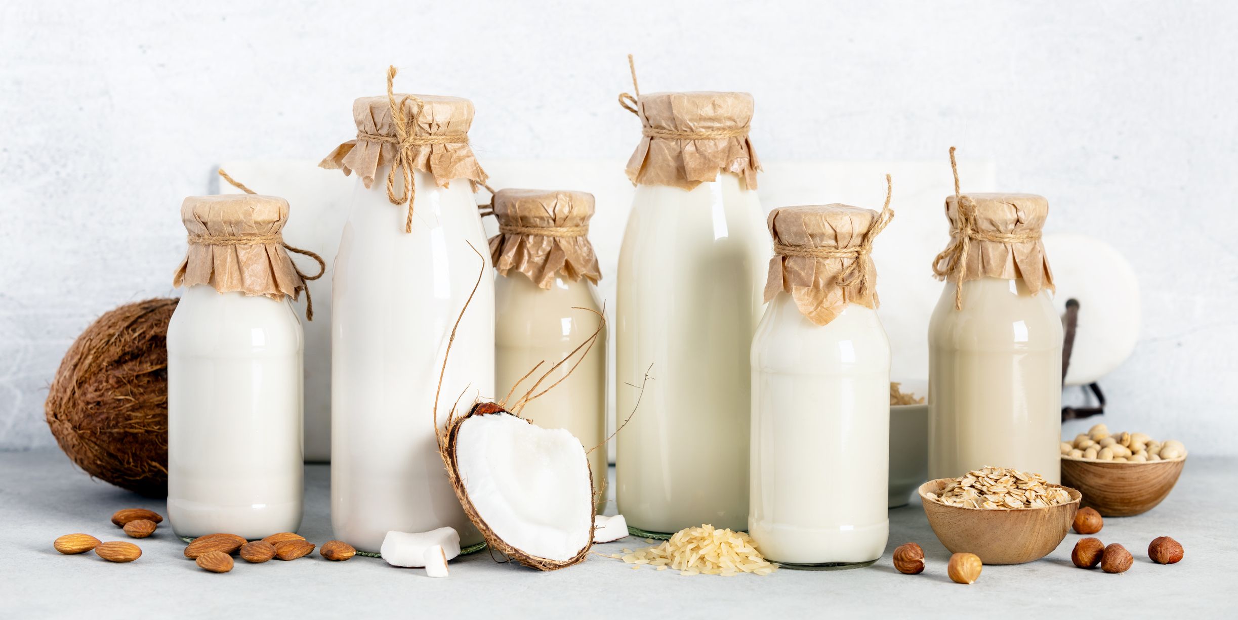 植物性ミルクは牛乳よりヘルシーなの？ | ELLE gourmet [エル・グルメ]