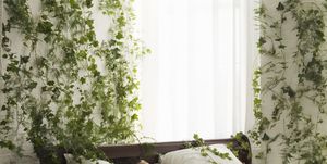 vrouw slapen planten bed groen wit moe