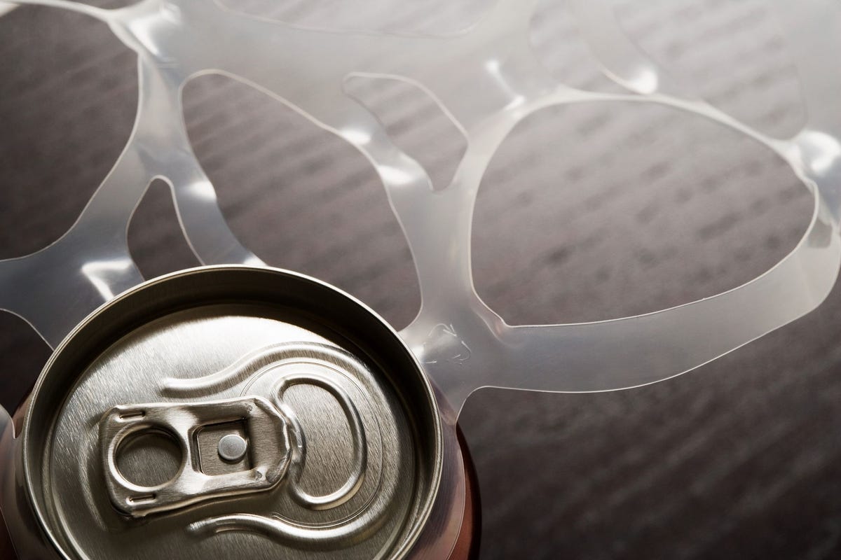 Plastic sixpackringen werden in de jaren zestig voor het eerst geproduceerd In de jaren zeventig riepen natuurbeschermers al op tot beperking van het gebruik