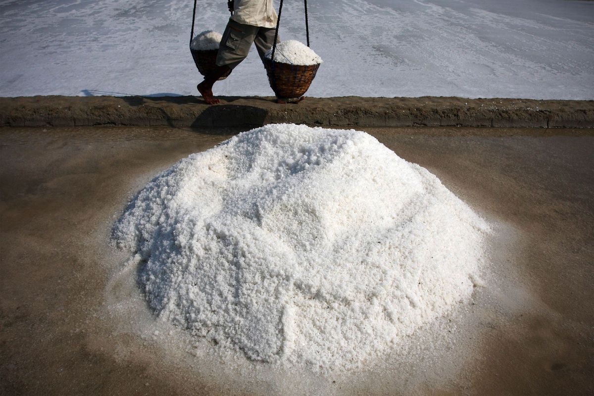 Op het eiland Madoera in Indonesi wordt zout geproduceerd door zeewater te laten verdampen een oeroude techniek Uit nieuw onderzoek is gebleken dat zout uit deze regio een zeer hoog gehalte aan microplastics bevat