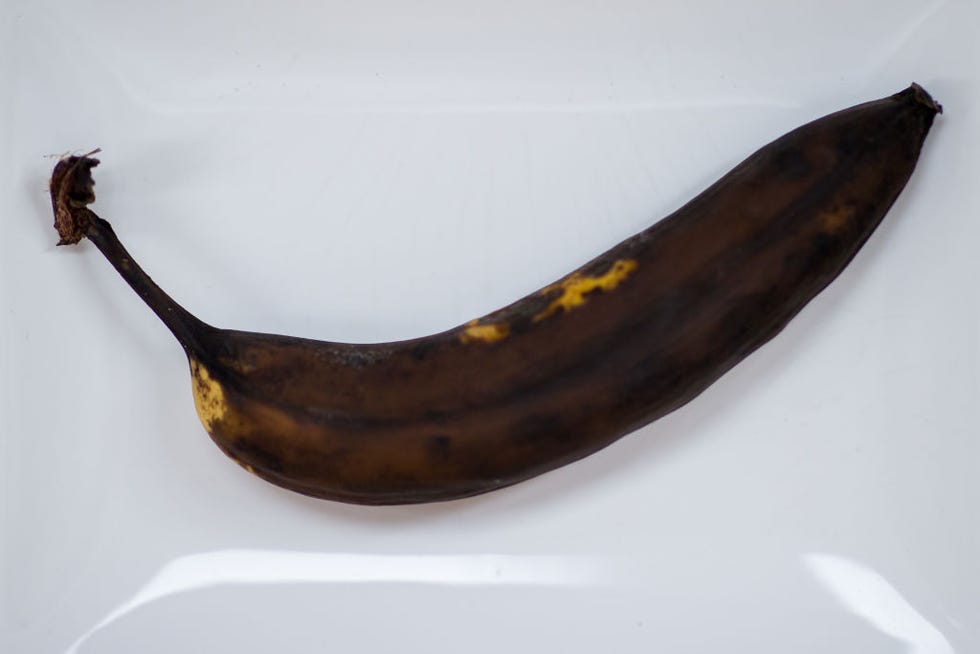 un banana oscura en un plato para comer