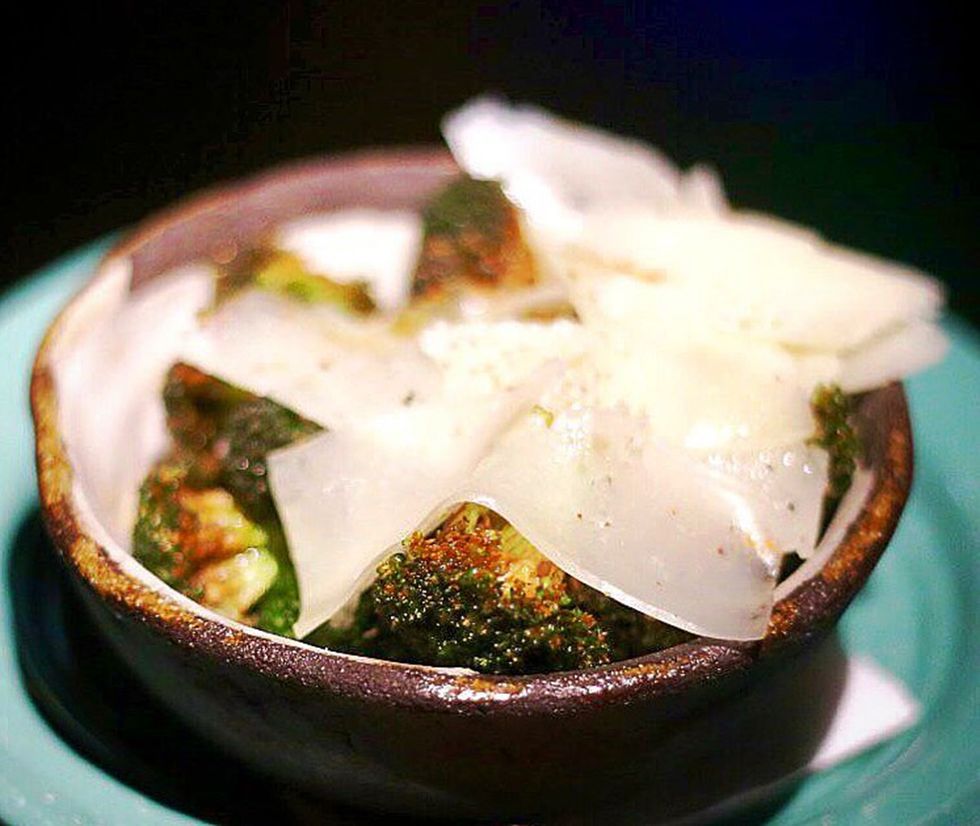 brócoli frito con un aliño de sésamo y lascas de parmesano, plato del restaurante tatema, madrid