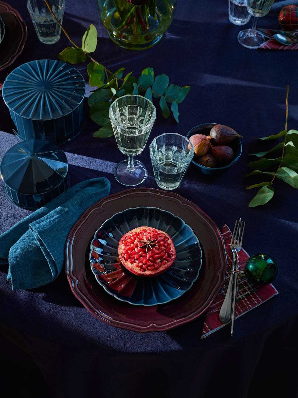 Plato VINTER 2018 de IKEA en color azul oscuro