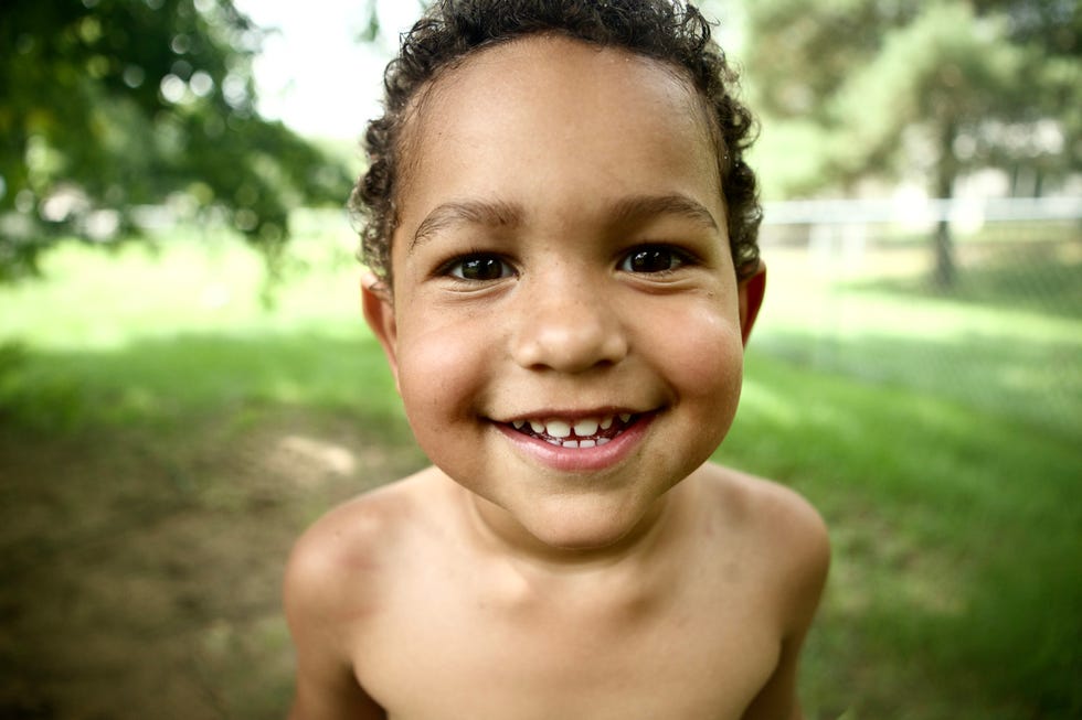 este nombre de niño tan popular en inglaterra es de origen escocés y significa “guerrero oscuro”