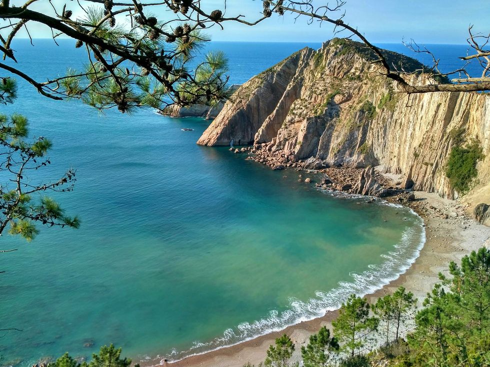 la playa del silencio, cerca de cudillero, es una de las más bonitas de asturias