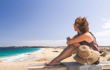 te contamos qué significan las banderas azules en las playas, qué requisitos se necesitan para conseguirlas y por qué debes buscarlas en tus destinos veraniegos
