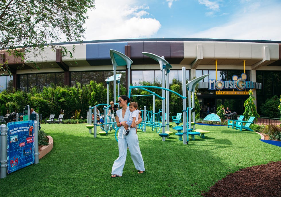 Green, Grass, Playground, Public space, Leisure, Architecture, Fun, Tree, Recreation, Lawn, 