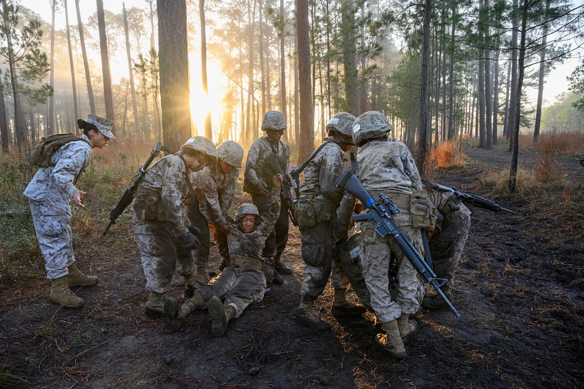 Desiree White 20 speelt een gewonde marinier die wordt gered door de andere rekruten De reddingsactie vormt het sluitstuk van hun bootcamp op Parris Island South Carolina Dit extra zware deel van hun opleiding heet de Crucible vuurdoop