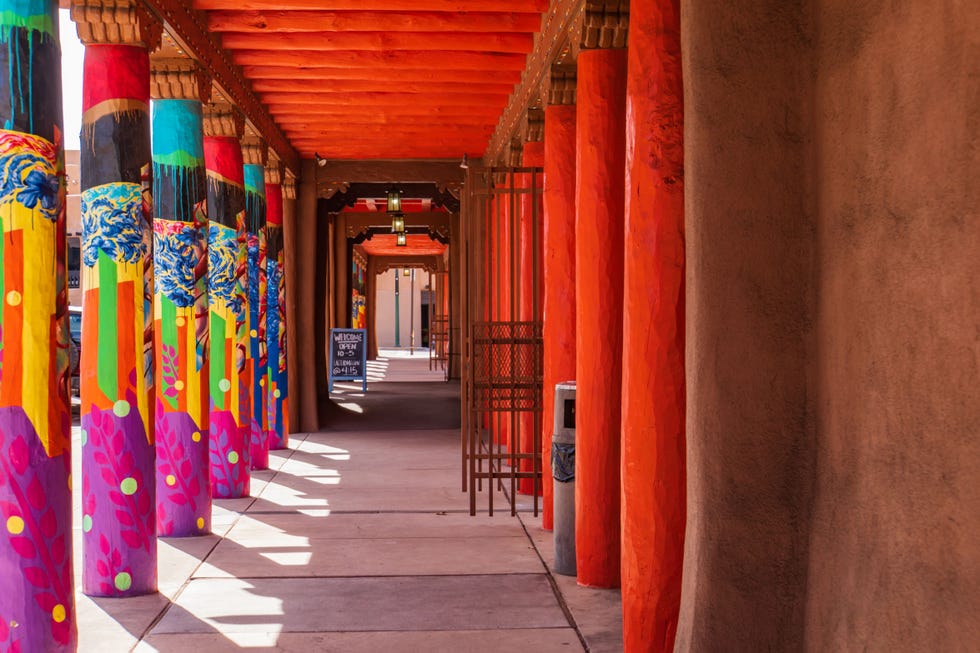 colonne dipinte a colori vivaci sulla piazza di Santa Fe, Nuovo Messico