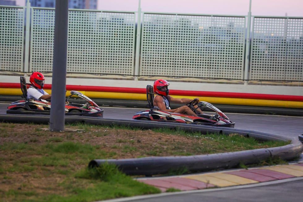 aitana y plex disfrutan de un dia de karts con amigos en ibiza