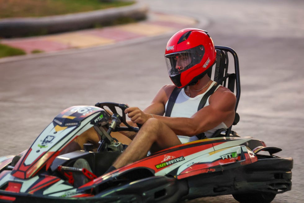 aitana y plex disfrutan de un dia de karts con amigos en ibiza