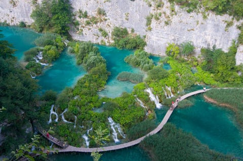 NACIONALNI PARK PLITVIKA JEZERA KROATINacionalni Park Plitvika Jezera ligt tussen Zagreb en Zadar en is een van de meest bezochte natuurlijke attracties van Kroati In het weelderige bos in het park mondt een serie watervallen uit in zestien smaragdgroene meren die te bereiken zijn via een kilometerslang netwerk van houten bruggetjes en goed begaanbare wandelpaden Wie haast heeft kan het park verkennen met een gratis boot of bus