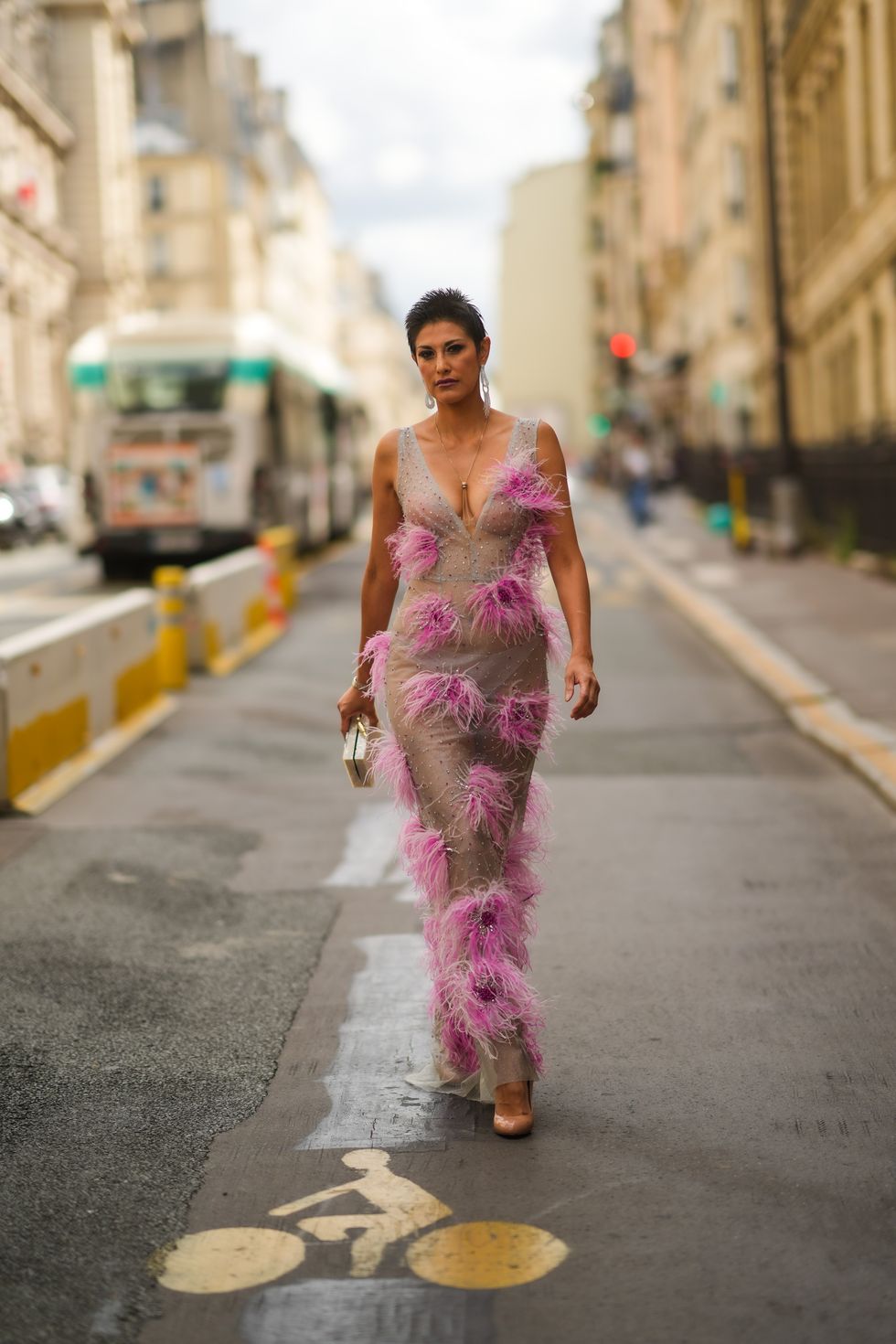 Plumas, esa tendencia que sobrevuela vestidos y accesorios de novia 2019 