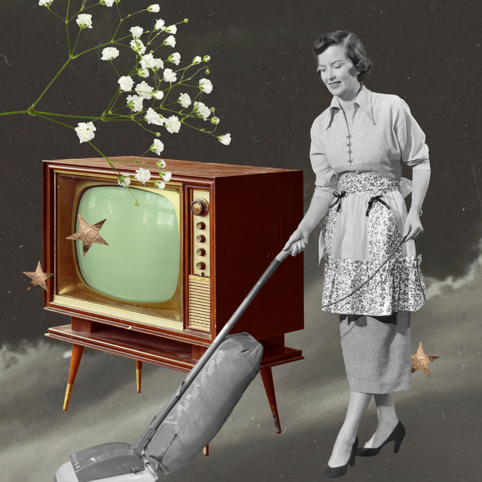 eski bir televizyon setinin yakınında temizlik yapan retro kıyafetli bir kadınla birlikte eski bir elektrikli süpürge