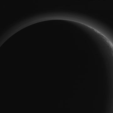 plutoontdekking Plutos bergen ijsvlakten en valleien glanzen in het licht van de ondergaande zon terwijl de heiige atmosfeer erboven oplicht