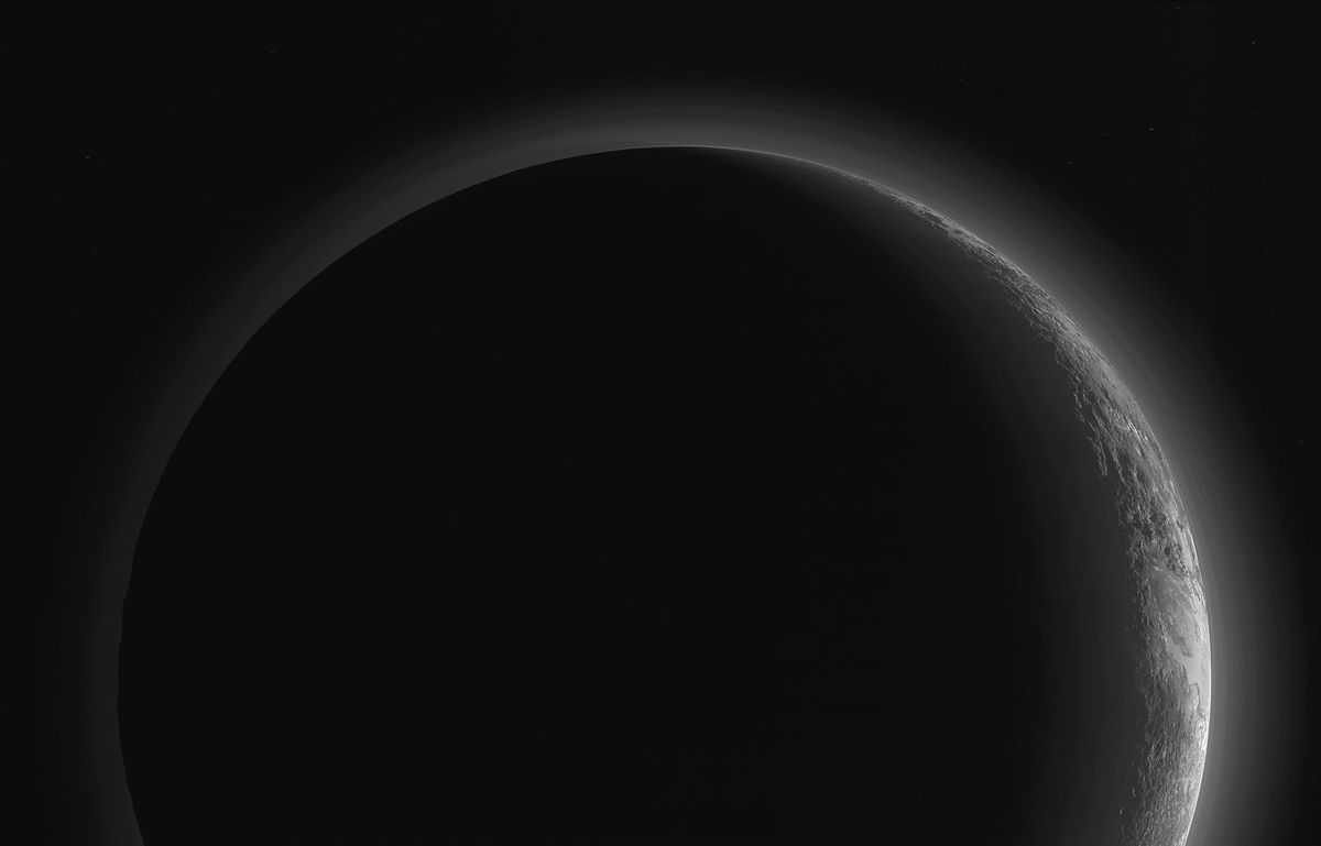 Plutos bergen ijsvlakten en valleien glanzen in het licht van de ondergaande zon terwijl de heiige atmosfeer erboven oplicht