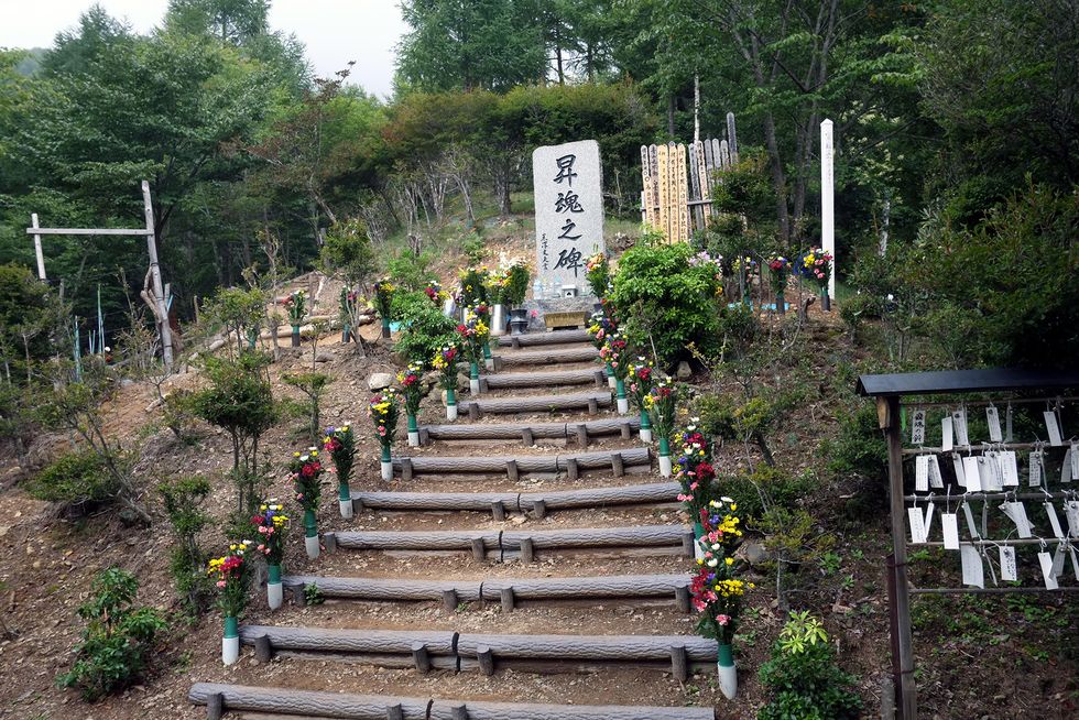 f0brb0 on the ridge of mt osutaka, japan 12th aug, 2015 bereaved families of the 520 people perished in the crash of japan airlines flight 123 pay homage to the crash site on mt osutaka, north of tokyo, on wednesday, august 12, 2015, on the 30th anniversary of the nations worst plane crash the jal boeing 747, with 524 people aboard, crashed on the ridge of mt osutaka, some 100 km northwest of tokyo, killing all but 520 passengers and crew in the evening of august 12, 1985 credit natsuki sakaiafloalamy live news