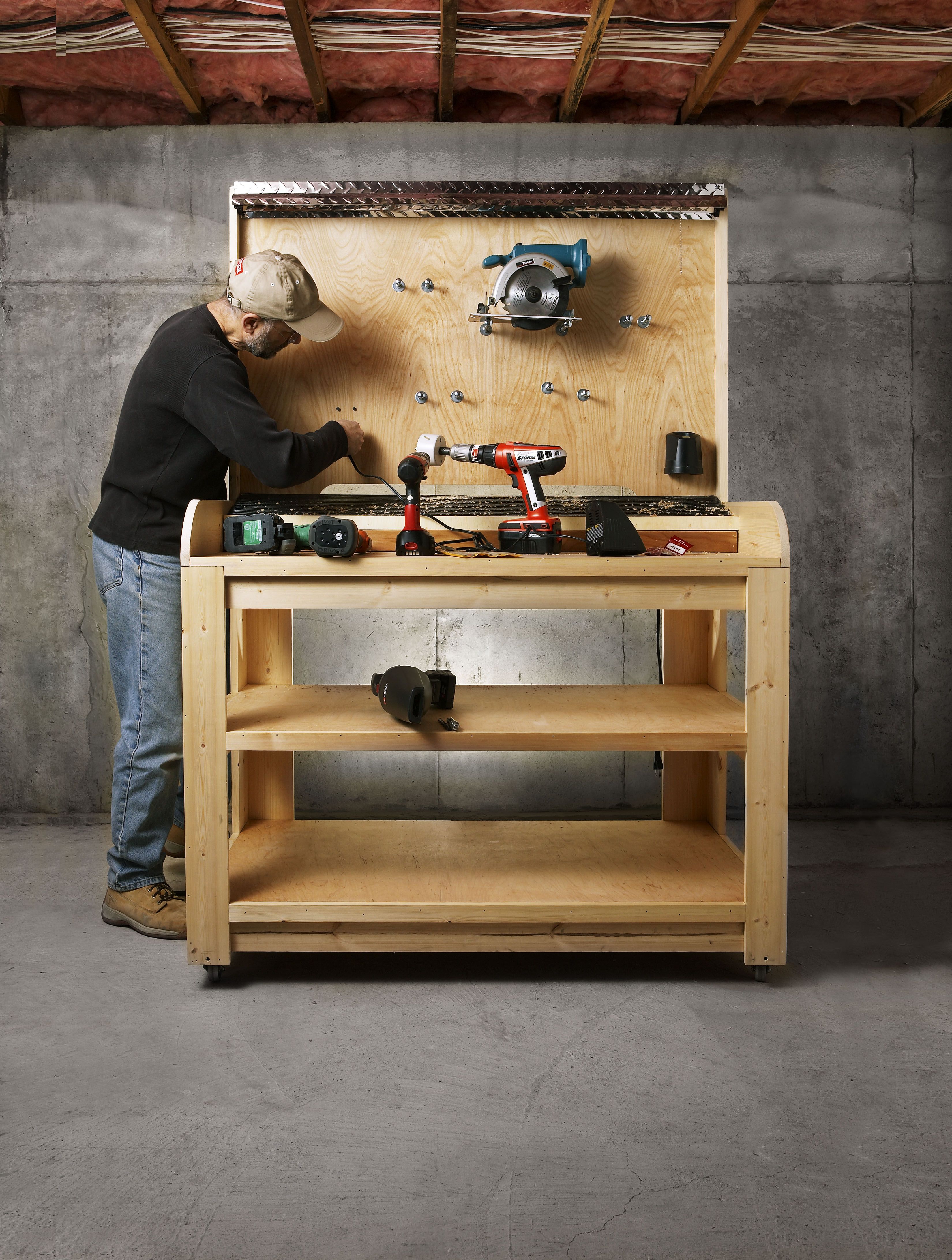 Power tool battery online charging station