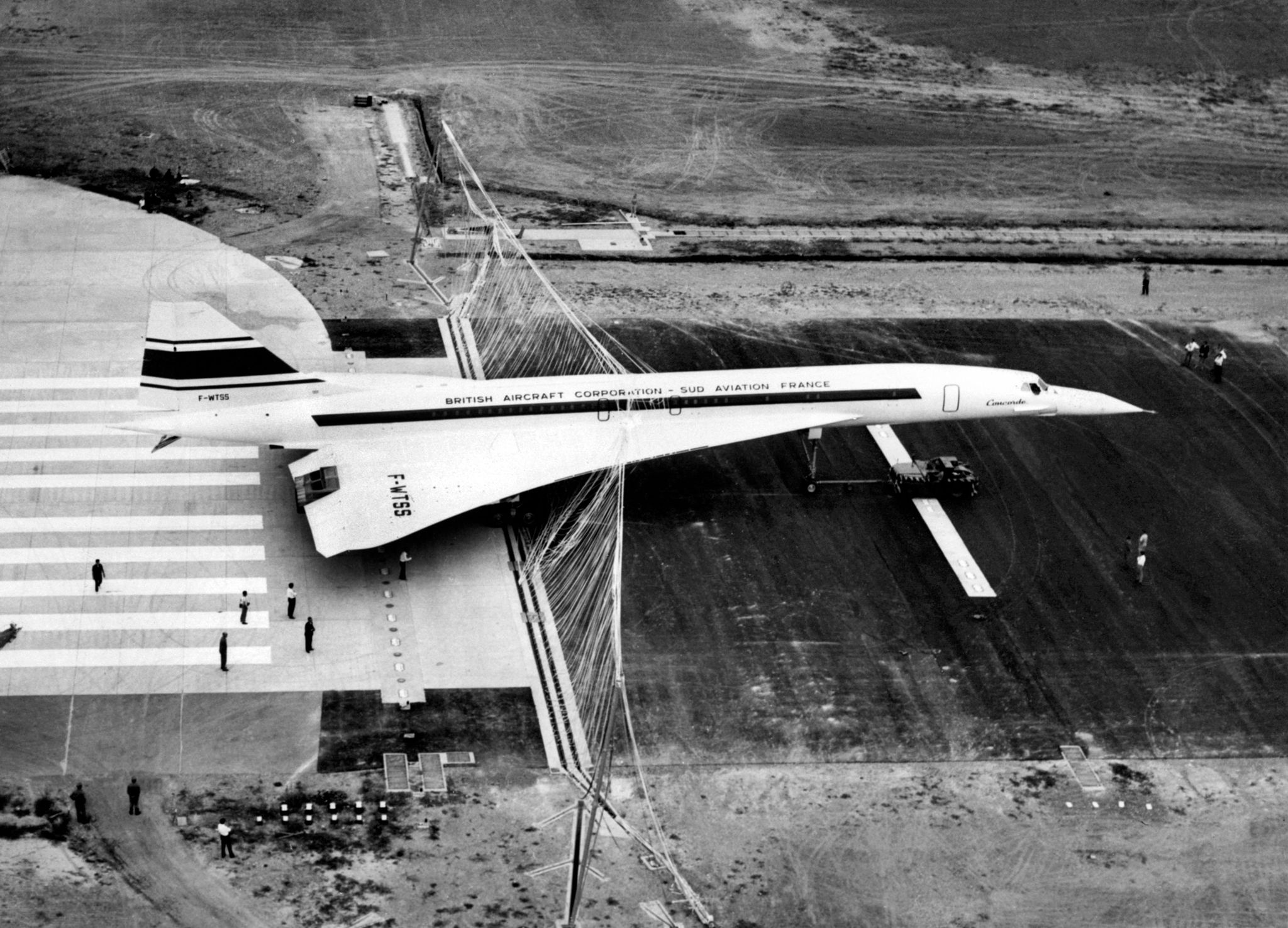 concorde 001 lands in an arresting fence during a test flight in toulouse france on september 18 1968