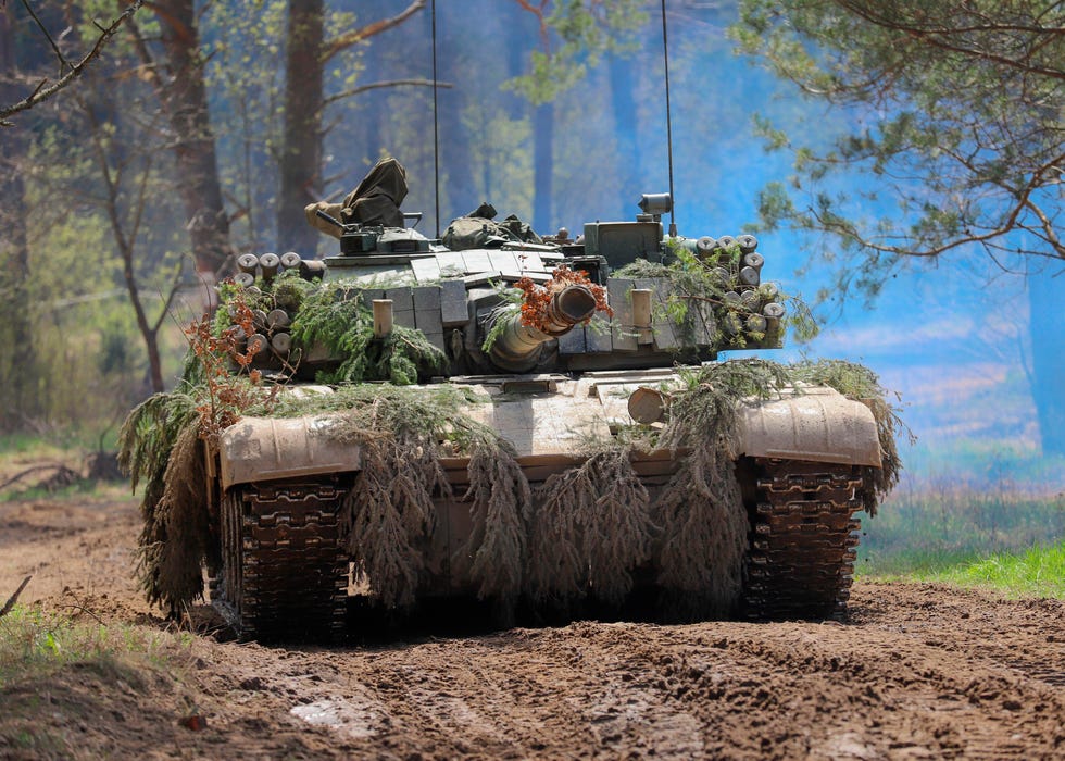 2jaw3ch bemowo piskie training area, orzysz, poland   a  model pt 91 twardy, a tank used by the polish land forces, pushes closer to the action during the last training day of exercise thunderbolt focus 2022, april 27 polish soldiers among others from allied nations worked together in dynamic teams against tactics, techniques, and procedures used by enemy forces that allowed the battle groups to practice, refine, and validate all warfighting, interoperability and control skills us army photo by spc devin klecan  released