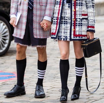 reuben selby en maisie williams voor de deur van thom browne show tijdens paris fashion week womenswear spring summer 2020 in september 2019