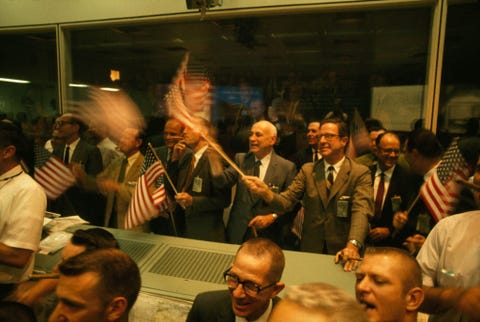 Het coververhaal voor de editie van december 1969 ging over Apollo 11  de eerste wandeling op de maan Hier viert Dr Robert Gilruth director van het Manned Spacecraft Center bij NASA de veilige terugkeer van de astronauten naar de aarde