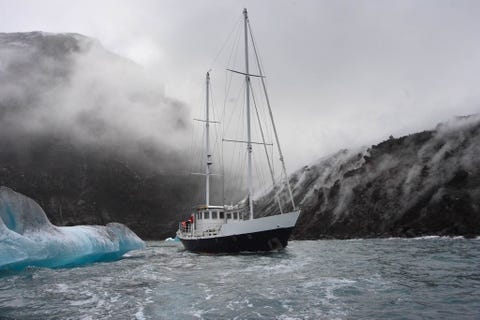De dampen die ontsnappen uit vulkanisch gesteente op de Zuidelijke Sandwicheilanden vormen het spectaculaire decor voor het twintig meter lange jacht Golden Fleece De eilanden zijn z afgelegen dat de boot na vertrek vanaf de uiterste zuidpunt van ZuidAmerika nog zes dagen moest zeilen om de archipel te bereiken