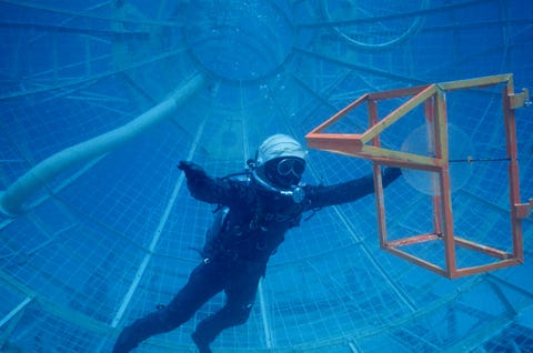 Een duiker experimenteert met gewichtloosheid in een onderzoekscentrum op de Amerikaanse Maagdeneilanden In de jaren 60 hielpen deze experimenten wetenschappers erachter te komen hoe astronauten zouden functioneren zonder enige zwaartekracht in de ruimte