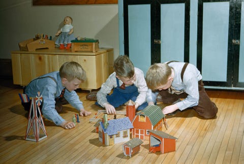 Op deze foto uit de National Geographic van september 1949 zetten slechtziende jongetjes op de Minnesota Braille and Sight Saving School een speelgoedboerderij op  een oefening om hun tastzin te verbeteren