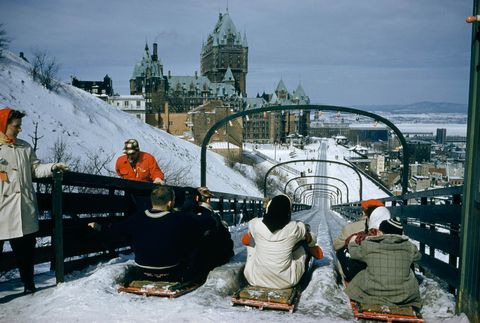 In het nummer van januari 1958 stond een verhaal over een zeven weken durend winterfestival dat vorig jaar in Quebec City Canada werd gehouden Een van de attracties was deze 1400 meter hoge rodelbaan
