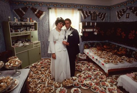 Na hun bruiloft in een klooster in het noordoosten van Roemeni wacht een echtpaar tot hun receptie begint Dit portret uit de editie van december 1983 toont een kamer vol voorgerechten  hier zal het hele dorp zich binnenkort verzamelen om te eten