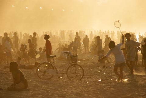 Nha Trang Vietnam staat bekend om zijn stranden In de vroege ochtend komtde lokale bevolking samen om te socializen badminton te spelen en te ontspannen