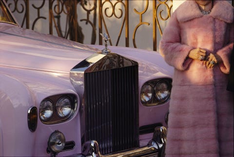 In Hong Kong in de vroege jaren90 poseert een vrouw naast een roze Rolls Royceterwijl ze een bijpassendemantel van nertsenvachtjas van nertsenbontdraagt