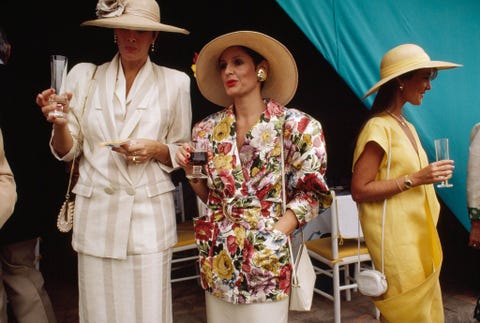 Vrouwen ontmoeten elkaar in een countryclub in So Paulo Brazili In de jaren tachtig toen deze foto werd gepubliceerd was 50 procent van de rijkdom van het land in handen van slechts 10 procent van de bevolking