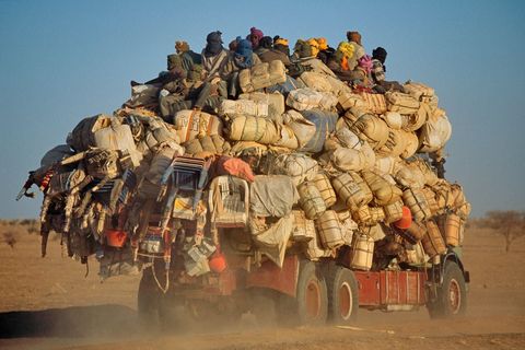 Migranten keren terug naar hun thuis in Niger nadat ze geprobeerd hebben om werk te vinden in Libi Hun thuisland is een van de armste in Afrika maar de mensen die elders werk proberen te vinden worden vaak geconfronteerd met aanzienlijke vreemdelingenhaat