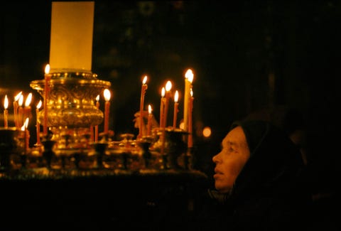 Op deze foto uit de National Geographic van maart 1966 steekt een vrouw een kaarsje aan in een RussischOrthodoxe kerk in Moskou De SovjetUnie was destijds officieel een athestisch land en mensen die zich bij een religieuze gemeenschap aansloten konden om die reden hun baan verliezen
