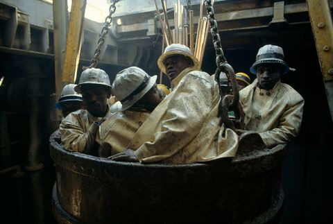 In ZuidAfrika liften werknemers in een platinamijn mee naar naar boven in een grote ijzeren emmer De mijn te zien in de editie van september 1996 was bijna 660 meter diep onder de grond