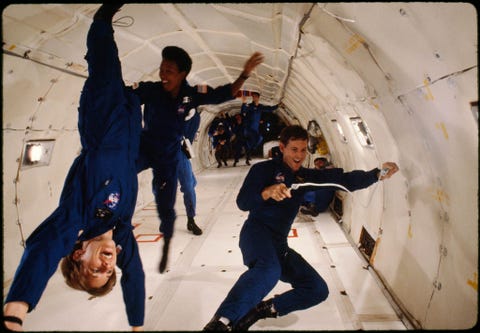 Aspirantastronauten ervaren intervallen van 30 seconden van gewichtloosheid in een NASAtrainingsvliegtuig Om dit effect te creren maakt het vliegtuig een boog parabool  en krijgt daarmee de bijnaam The Vomit Comet