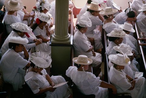 Vrouwen in Papeete FransPolynesi doorstaan een zinderende kerkdienst met behulpvan waaiers Mannen en vrouwen zitten niet samen in deze diensten maar zingen nog steeds lofzangen in het Tahitiaans