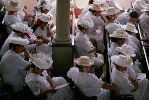 Vrouwen in Papeete FransPolynesi doorstaan een zinderende kerkdienst met behulpvan waaiers Mannen en vrouwen zitten niet samen in deze diensten maar zingen nog steeds lofzangen in het Tahitiaans