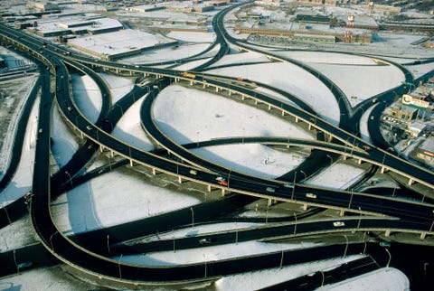 Snelwegen kruisen door Montreal Quebec in de winter Deze foto werd gepubliceerd in mei 1967 als onderdeel van een verhaal over de stad die dat jaar de World Fair organiseerde