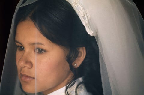 Dit portret van een Amerikaanse Indische bruid verscheen in de editie van augustus 1974 Zij en haar man waren lid van het Menominee Indian Reservation in Keshena Wisconsin